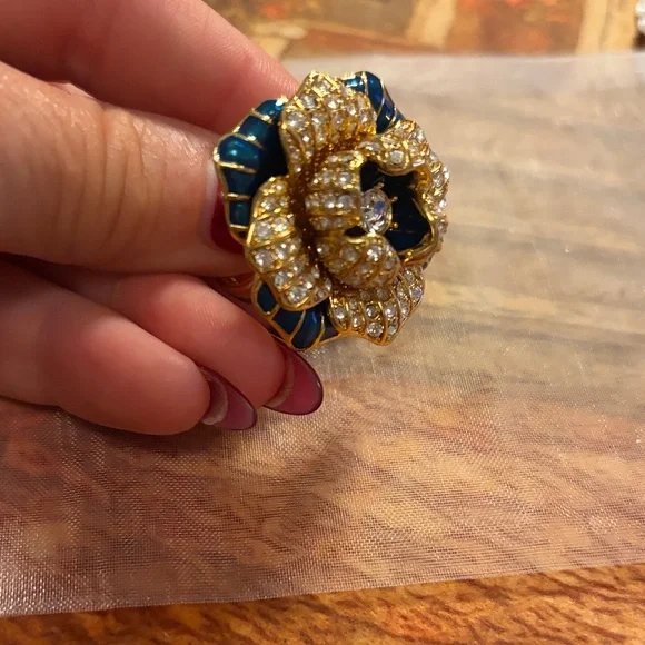 HOLIDAY SPECIAL 
Joan Rivers Gold and Blue Crystal Flower Ring  SZ 6 - Picture 3 of 8